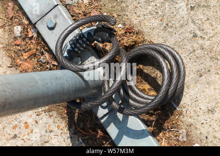 Bendy Fahrrad Zahlenschloss (Kryptonite Marke), die nach einem Zyklus Dieb mit Seitenschneider abgeschnitten wurde und hinterließ nach dem Fahrrad wurde gestohlen. Großbritannien (111) Stockfoto