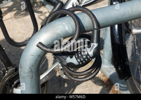 Bendy Fahrrad Zahlenschloss (Kryptonite Marke), die nach einem Zyklus Dieb mit Seitenschneider abgeschnitten wurde und hinterließ nach dem Fahrrad wurde gestohlen. Großbritannien (111) Stockfoto