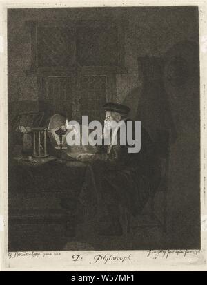 Philosoph in seiner Studie, in der das Licht aus einer Öllampe, ein Mann in einem dunklen Raum ist das Studium ein Buch auf den Tisch vor ihm. Hinter dem Buch ist eine Lupe und ein offenes Feld mit Papier und eine Sanduhr auf den Tisch gefüllt, Gelehrter in seiner Studie, Lupe, Sanduhr, Johannes Pieter de Frey (auf Objekt erwähnt), 1796, Papier, Ätzen, H 220 mm x B 167 mm Stockfoto