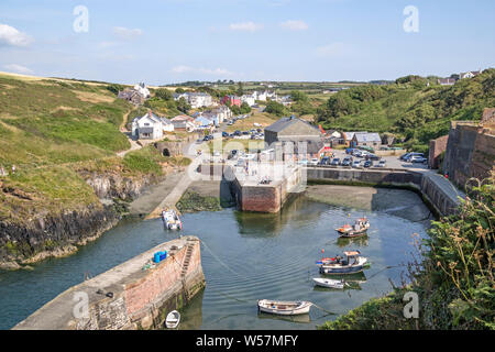 Der Hafen von Porthgain ein Dorf an der Küste im Pembrokeshire Coast National Park, Wales, Großbritannien Stockfoto