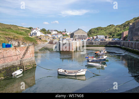 Der Hafen von Porthgain ein Dorf an der Küste im Pembrokeshire Coast National Park, Wales, Großbritannien Stockfoto