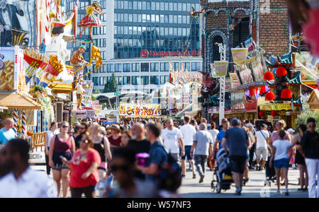 Hamburg, Deutschland. 26. Juli, 2019. Besucher schlendern auf dem Heiliggeistfeld. Der Sommer in Hamburg Dom2019 eröffnet und dauert bis zum 25. August. Quelle: Markus Scholz/dpa/Alamy leben Nachrichten Stockfoto