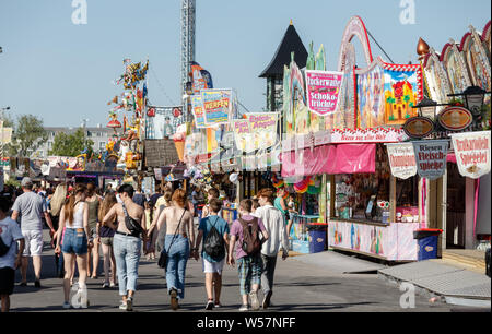 Hamburg, Deutschland. 26. Juli, 2019. Besucher schlendern auf dem Heiliggeistfeld. Der Sommer in Hamburg Dom2019 eröffnet und dauert bis zum 25. August. Quelle: Markus Scholz/dpa/Alamy leben Nachrichten Stockfoto