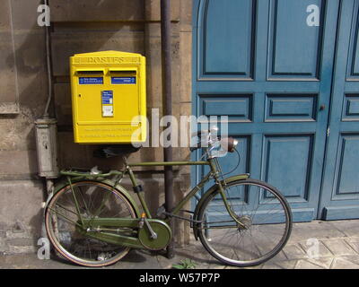 PARIS FRANKREICH - LETTER BOX AUF DER STRASSE - PARIS STREET FOTOGRAFIE - FRANZÖSISCHE BRIEFKASTEN - MAIL BOX PARIS © Frédéric BEAUMONT Stockfoto