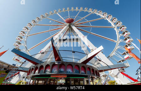 Hamburg, Deutschland. 26. Juli, 2019. Das Riesenrad auf dem Dom. Der Sommer in Hamburg Dom2019 eröffnet und dauert bis zum 25. August. Quelle: Markus Scholz/dpa/Alamy leben Nachrichten Stockfoto