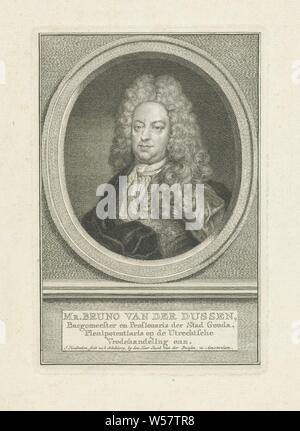 Portrait von Bruno van der Dussen, Bürgermeister und Rentner von Gouda, in ein Oval. Das Porträt ruht auf einem Sockel mit seinen Namen und Informationen in vier Zeilen in Niederländisch, historische Personen, Bruno van der Dussen, Jacob Houbraken (auf Objekt erwähnt), Amsterdam, 1749 - 1780 und/oder 1796, Papier, Gravur, H 176 mm x B 118 mm Stockfoto