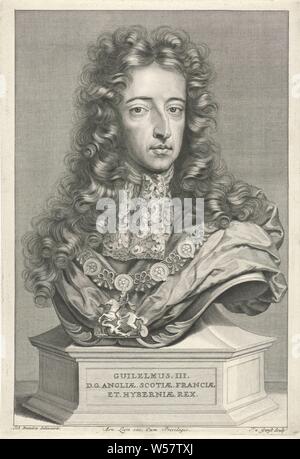 Porträt von William III., Fürst von Oranien-nassau, König von England, Büste von William III., König von England. Er trägt die Order Mark in den Hosenbandorden, Ritterschaft, Willem III (Prinz von Oranien, König von England, Schottland und Irland), Pieter van Gunst (auf Objekt erwähnt), Amsterdam, 1689 - 1731, Papier, Gravieren, w 229 mm x H 333 mm Stockfoto