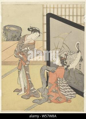 Auswahl eines Obi, Frau, stehend im Kimono mit Muster der schneebedeckten Bambus, suchen bei Obi, die ihr von einer Frau, die an einem Bildschirm mit zwei Kränen gezeigt wird. Im Hintergrund ein Blick auf die Veranda und Becken., Suzuki Harunobu (auf Objekt erwähnt), Japan, 1765-1770, Papier, Farbholzschnitt, H 288 mm x B 216 mm Stockfoto