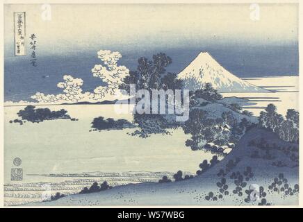 Shichiri-ga-hama Strand in Sagami Soshu Provinz Shichiri-ga-hama (Titel auf Objekt) 36 Blick auf Mount Fuji (Titel der Serie) Fuji sanjurokkei (Titel der Serie auf Objekt), Blick auf die bergige Küste mit Bäumen und Häusern auf dem Wasser, die verschneiten Berg Fuji im Hintergrund, Fuji, der Berg, Katsushika Hokusai (auf Objekt erwähnt), 1830-1834, Papier, Farbholzschnitt, H 254 mm x B 369 mm Stockfoto