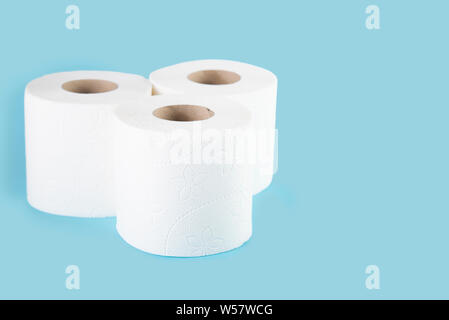 Drei Rollen weiß WC-Papier auf einem farbigen Hintergrund. Stockfoto