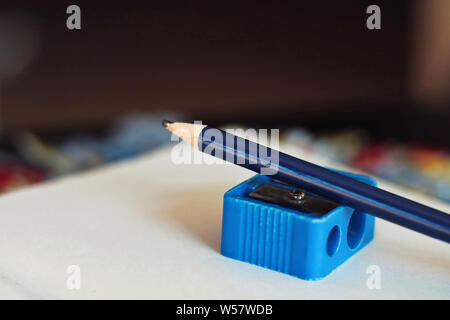 Blau Bleistift auf einen Spitzer. Stockfoto
