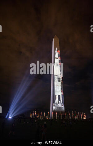 Ein Bild von Apollo 11 auf dem Washington Monument in Washington, DC am 17. Juli im Rahmen der 50-Jahr-Feier der projizierten Stockfoto