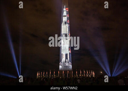 Ein Bild von Apollo 11 auf dem Washington Monument in Washington, DC am 17. Juli im Rahmen der 50-Jahr-Feier der projizierten Stockfoto