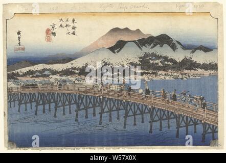 Kyoto, die große Brücke an Sanjo Kyoto, Sanjo Ohashi (Titel auf Objekt) Die 53 Stationen des Tokaido (Titel der Serie) Tokaido gojusan tsugi no Uchi (Titel der Serie auf Objekt), Blick auf die Brücke über den Fluss Kamo in Kyoto mit der dicht bebauten Ufer und die Berge im Hintergrund., Hiroshige (I), Utagawa (auf Objekt erwähnt), 1828 - 1835, Papier, Farbholzschnitt, H 222 mm x B 348 mm Stockfoto