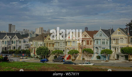 San Francisco, Kalifornien, USA - 23. Oktober 2015: Blick auf den berühmten Painted Ladies in der Stadt San Francisco mit der Skyline im Hintergrund Stockfoto