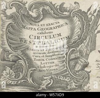 Rocaille Kartusche mit Waffen Nova et exacta Mappa Geographica Exponate Circulum Westphalicum (...) (Titel auf Objekt), Rocaille Kartusche mit Titel, Fahnen und Waffen hinter sich. Detail einer Karte der Westfälischen Kreits in Deutschland, Ornament, Kartusche, Waffen, Westfalen, anonym, Augsburg, 1758, Papier, Ätzen, H 125 mm x B 135 mm Stockfoto