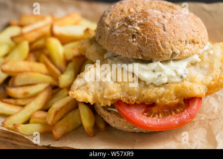 Zwei Filets von Makrelen, Scomber scombrus, in Mehl und Teig getaucht wurden und frittierte Makrele einen hausgemachten Burger zu machen. Die Makrele w Stockfoto