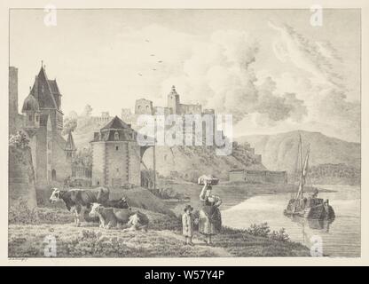 Ufer eines Flusses, auf dem linken Ufer Gebäude, darunter ein Schloss, eine Festung auf einem Hügel. Ein Segelboot auf dem Wasser. Im Vordergrund Kühe und zwei Zahlen. Die Frau trägt einen Korb auf dem Kopf, Landschaften in der gemäßigten Zone, Ufer, Schloss, Kuh, Segelschiff, Segelboot, etwas auf den Kopf oder auf den Schultern, Leendert de Koningh (auf Objekt erwähnt), Dordrecht, in oder vor 1826 - 1833, Papier, H 395 mm x B 505 mm Stockfoto