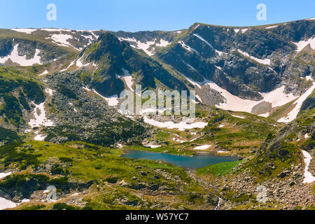 Luftaufnahme Berglandschaft mit einer der sieben Seen im Nationalpark Rila Rila, Bulgarien Stockfoto