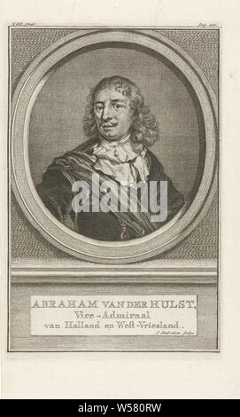 Portrait von Abraham van der Hulst Abraham van der Hulst (Titel auf Objekt), Büste von Abraham van der Hulst in einem Oval. Das Porträt ruht auf einem Sockel, auf dem sein Name und Informationen in den drei Zeilen in Holländisch geschrieben sind. Oben links: XIII. Teil und oben rechts: Pag. 206., Abraham van der Hulst, Jakob Houbraken, Amsterdam, 1749 - 1759 und/oder 1790-1796, Papier, Gravur, H 175 mm x B 115 mm Stockfoto