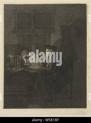 Philosoph in seiner Studie, in der das Licht aus einer Öllampe, ein Mann in einem dunklen Raum ist das Studium ein Buch auf dem Tisch vor ihm. Hinter dem Buch ist eine Lupe und ein offenes Feld mit Papier und eine Sanduhr auf den Tisch gefüllt, Gelehrter in seiner Studie, Lupe, Sanduhr, Johannes Pieter de Frey, 1796, Papier, Ätzen, H 220 mm x B 167 mm Stockfoto