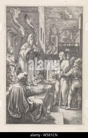 Christus für kaiphas Die Leidenschaft (Titel der Serie), Christus ist vor dem Hohenpriester Kaiphas. Kaiphas steht auf einer erhöhten Plattform zwischen zwei Fackeln und zerreißt sein Kleid an. Durch das Tor, das Feuer in den Innenhof, wo Peter sitzt sichtbar ist., Christus vor dem Sanhedrin mit kaiphas als Hoherpriester, und möglicherweise Hannas, vielleicht ein Soldat über Christus zu streiken, weil er hält still (Matthäus 26:57-66, Markus 14:53-64, Lukas 22:54, 22:66-71), anonyme, Niederlande, 1597 und/oder 1597-1667, Papier, Gravur, H 200 mm x B 133 mm Stockfoto