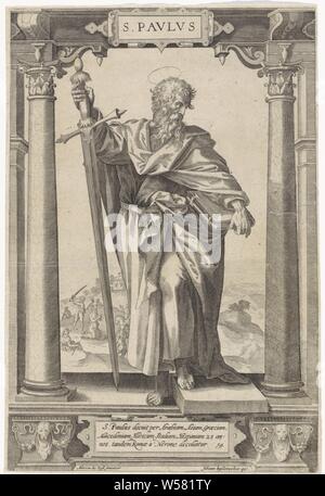 Der hl. Paulus von Tarsus S. Pavlvs (Titel auf Objekt) Christus und die zwölf Apostel und Saint Paul (Titel der Serie), der heilige Paulus von Tarsus steht, mit einem Fuß auf einem Stein, zwischen zwei Spalten in einer architektonischen Rahmen. Er hält ein Schwert in seiner Hand, und ein Buch unter dem Arm. Im Hintergrund können Sie sehen, wie er von einem Soldaten mit einem Schwert enthauptet. In das Feld unten ein 3-line Beschriftung in Latein, der Apostel Paulus von Tarsus, mögliche Attribute: Buch, Scrollen, Schwert, Säule, Säule Architektur, die Enthauptung von Paul, vielleicht drei Brunnen Sprung aus seinem Kopf, Hieronymus Wierix, Keulen, 1580 - 1613 Stockfoto
