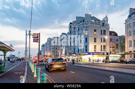 Die Menschen entlang der vorderen bei Dämmerung Brighton UK Bummeln Stockfoto