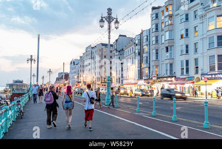 Die Menschen entlang der vorderen bei Dämmerung Brighton UK Bummeln Stockfoto