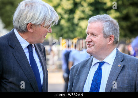 Andrew Mitchell MP, konservativen Partei und Ian Blackford, Führer der Schottischen Nationalpartei SNP in Westminster, im Gespräch in London, Großbritannien Stockfoto