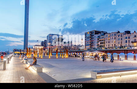 Der West Pier Memorial bei Nacht Brighton GROSSBRITANNIEN Stockfoto