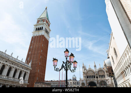Low Angle Blick auf den Markusplatz in Venedig, Italien Stockfoto