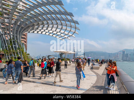 Avenue der Stars mit Blick auf Hong Kong Island, in Tsim Sha Tsui, Kowloon, Hongkong, China Stockfoto