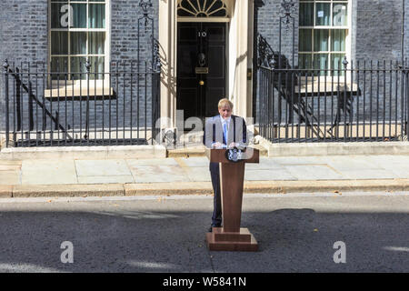 Neue britische Premierminister Boris Johnson macht seine erste Rede vor Nr. 10 Downing Street, Westminster, Großbritannien Stockfoto