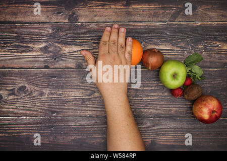 Des Menschen Hand und frische Obst und Gemüse auf der rechten Seite Stockfoto