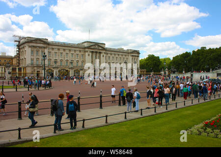 Buckingham Palast und seine große grüne Gärten, Sommertourismus in Vereinigtes Königreich Stockfoto