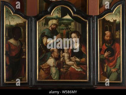 Triptychon mit der Anbetung der Könige, Triptychon mit der Anbetung der Könige. Am Mittelteil Maria mit Kind und zwei Könige, auf der linken Seite König Balthasar, auf der rechten Seite Joseph., Pieter Coecke van Aelst (I) (Werkstatt), 1520 - 1550, Panel, Ölfarbe (Lack), h 88 cm x w 123cm x H 75 cm x W 50 cm x d4cm x H 75 cm x W 21 cm x d 7,5 cm x H 88 cm x W 67 cm Stockfoto