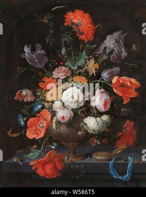 Stillleben mit Blumen und eine Uhr, Stillleben mit Blumen und eine Uhr. Auf einem steinernen Sockel eine goldene Uhr mit einem blauen Band liegt neben einem Blumenstrauß (Tulpen, Rosen, Mohn, Anemonen, Narzissen und Iris) in einer Vase. Zwischen den Blumen und auf dem Sockel sind Schnecken, Raupen, einer Hummel und eine Libelle, Blumen in einer Vase, Uhr, Abraham Mignon, C. 1660 - C. 1679, Leinwand, Ölfarbe (Lack), h 75 cm x W 60 cm d 8 cm Stockfoto
