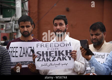 Kaschmir Schiitischen Demonstranten halten Plakate hoch, während eines Protestes in Srinagar. Mitglieder der schiitischen Gemeinschaft von Kaschmir ihre Unterstützung erweitert Scheich Ibrahim Yaqoub El Zakzaky, der Kopf von Nigerias islamische Bewegung, seine sofortige Freilassung fordern. Sheikh Zakzaky umgerechnet von sunnitischen Islam zu Shiasim und ist jetzt in Polizeigewahrsam nach Vorwürfen der führenden eine gewalttätige Gruppe, die mit nigerianischen Strafverfolgungsbehörden zusammengestoßen hat, einschließlich der Armee, bei verschiedenen Gelegenheiten in den letzten Jahren. Stockfoto