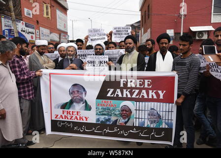 Kaschmir Schiitischen Demonstranten halten ein Banner während eines Protestes in Srinagar. Mitglieder der schiitischen Gemeinschaft von Kaschmir ihre Unterstützung erweitert Scheich Ibrahim Yaqoub El Zakzaky, der Kopf von Nigerias islamische Bewegung, seine sofortige Freilassung fordern. Sheikh Zakzaky umgerechnet von sunnitischen Islam zu Shiasim und ist jetzt in Polizeigewahrsam nach Vorwürfen der führenden eine gewalttätige Gruppe, die mit nigerianischen Strafverfolgungsbehörden zusammengestoßen hat, einschließlich der Armee, bei verschiedenen Gelegenheiten in den letzten Jahren. Stockfoto