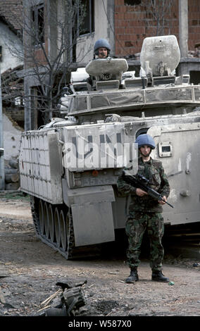 25. April 1993 während des Krieges in Bosnien: Im Zentrum von Stari Vitez, Britische Soldaten des Cheshire Regiment stand Guard mit einem Warrior MCV, während der Körper sich zu erholen nach einem großen Lkw-Bombe die Bosnische Präsidentschaft zerstört. Stockfoto