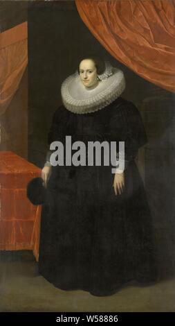 Portrait von Suzanna Moor (1608-57), Ehefrau von Laurens Reael seit 1629 ständigen, volle Länge, leicht nach links. In der rechten Hand eine Reihe von schwarzen Straußenfedern. Auf der linken Seite eine Tabelle mit einem roten Teppich und einem Bett. Suzanna Moor, anonym, Norden der Niederlande, in oder nach 1629, Leinwand, Ölfarbe (Lack), Support: h 223 cm x w 127cm d 7,5 cm w 32 kg Stockfoto