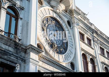 Uhrturm (Torre Dell Orologio) An der Piazza San Marco in Venedig, Italien Stockfoto