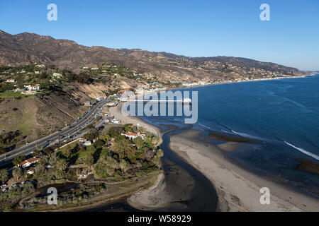 Antenne von Malibu Pier State Park, Surfrider Beach und Pacific Coast Highway in der Nähe von Los Angeles im malerischen Süden von Kalifornien. Stockfoto