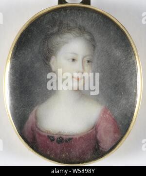 Portrait eines Mädchens, vermutlich eine Tochter von Georg II., König von England, König von England (vielleicht Anna von Hannover (1709-59), die spätere Ehefrau von Prinz William IV). Büste, auf der rechten Seite. Anna van Hannover, anonym, England, 1715-1725, Elfenbein, Metall, Glas, h 2,6 cm x B 2 cm x T 0,4 cm Stockfoto