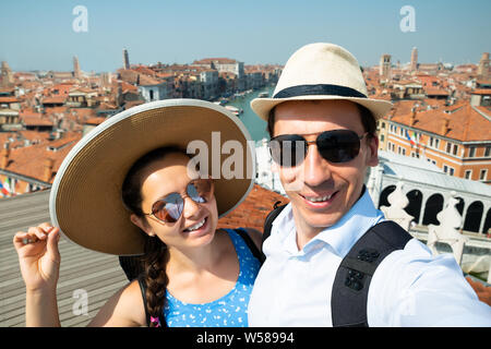 Paar unter Selfie in der Nähe von Rialto Brücke, Venedig, Italien Stockfoto