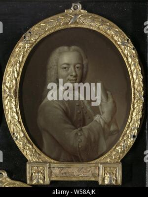 Portrait von Bernardus de Bosch I, Dichter und Mäzen in Amsterdam, Portrait von Bernardus de Bosch I (1709-86), Dichter und Kunst Beschützer in Amsterdam. Eine halbe oval, eine Rolle Papier in der rechten Hand., Jan Maurits Quinkhard, 1743, kupfer (Metall), Ölfarbe (Lack), h 11 cm × w 9,5 cm Stockfoto