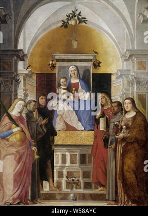 Madonna und Kind mit den Hll. Katharina, Franz von Assisi, Johannes der Täufer und Johannes der Evangelist, Antonius von Padua und Maria Magdalena, Maria mit dem Kind und Heiligen. Innenraum der Kirche mit in der Mitte Maria mit dem Christuskind und ein Buch auf seinem Schoß sitzen auf einem erhöhten Thron. Heiligen Katharina, Francis und Johannes dem Täufer auf der linken Seite. Auf der rechten Seite der heiligen Maria Magdalena, Antonius von Padua und Johannes der Evangelist. Auf den Schritt vor dem Thron ist ein Glas Vase mit Blumen, an den Ecken der Thron werden Trauben von Obst., Marcello Fogolino, 1510-1520, die Leinwand, das Öl Paint (Lack), h 266 cm Stockfoto