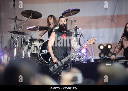 New York, NY, USA. 26. Juli, 2019. John Cooper auf der Bühne für amerikanische christliche Rock Band Skillet im Konzert auf FUCHS und Freunde, außerhalb von Fox News Studios, New York, NY 26. Juli 2019. Credit: Eli Winston/Everett Collection/Alamy leben Nachrichten Stockfoto