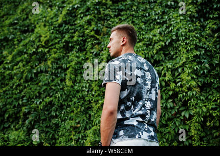 Lifestyle Portrait von stattlicher Mann gegen grün Wand posieren. Stockfoto